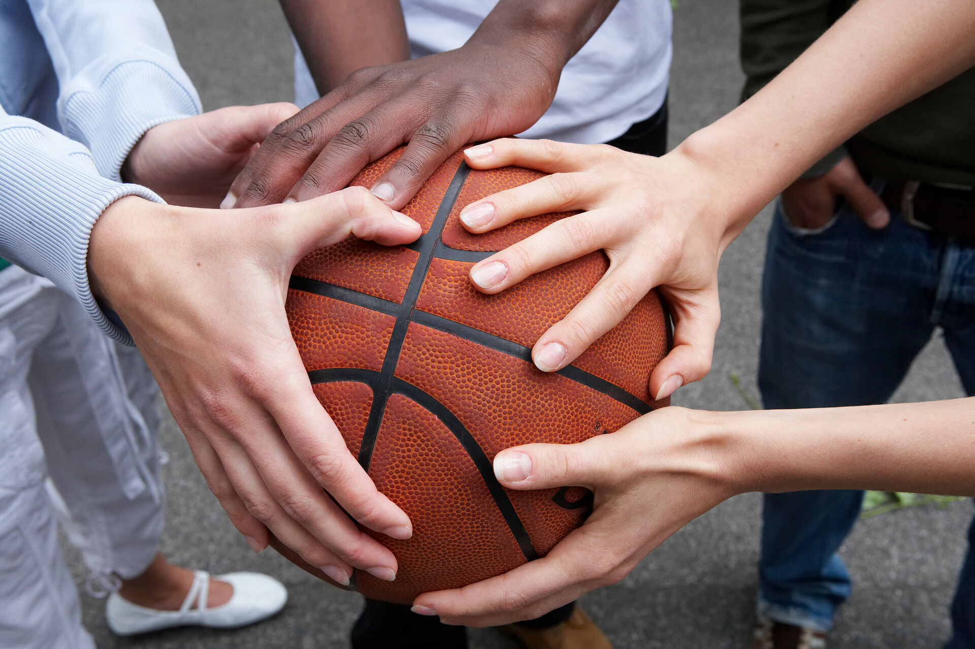 Hände_auf_Basketball